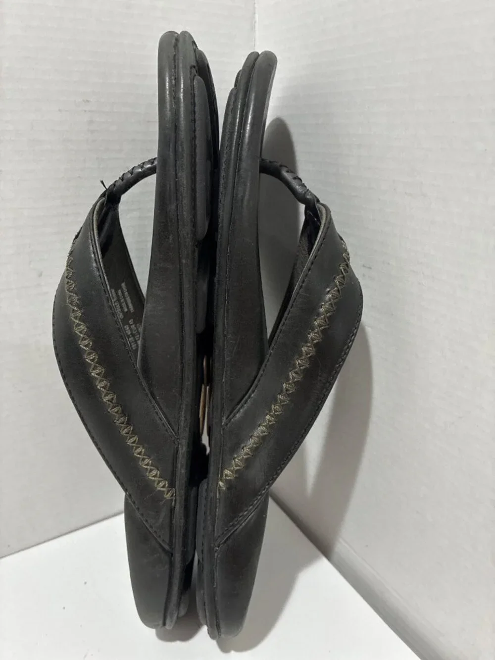 OluKai Mea Ola men's leather sandals flip flop in black size 12